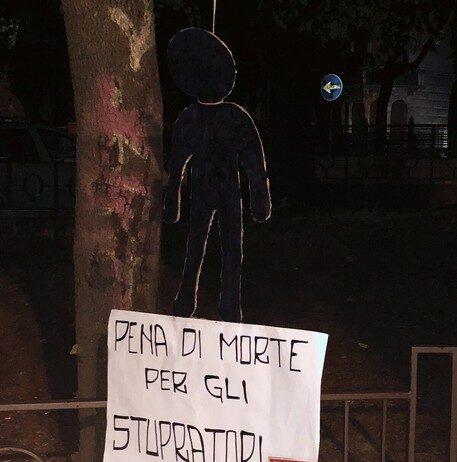 Calabria, cartello fn “pena morte a stupratori” apparso in giardino pubblico
