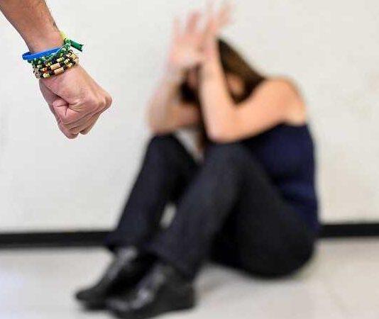 Figlio sotto effetto di Crack violenta madre