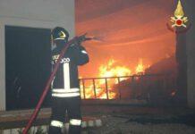 Incendio in capannone abbandonato