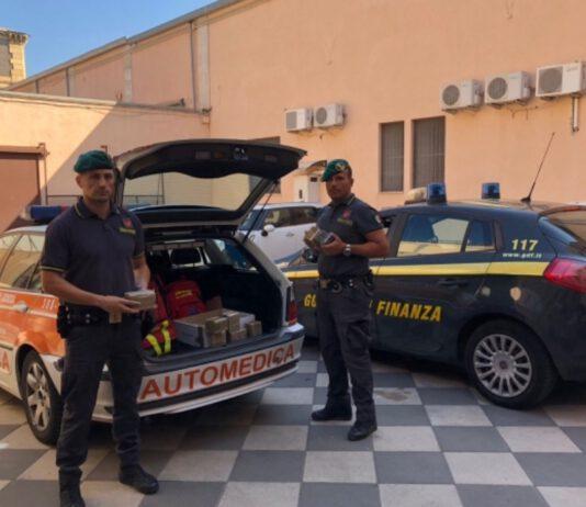 Trasportavano 10 kg di hashish su auto medica, 2 arresti