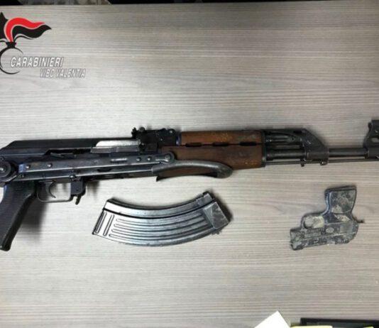 Nicotera, trovati Kalashnikov pistola ed esplosivo