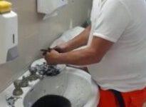 Medico puliva seppie in ospedale durante orario lavoro