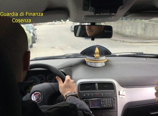 300 euro per velocizzare pratiche, arrestato dipendente Agenzia entrate