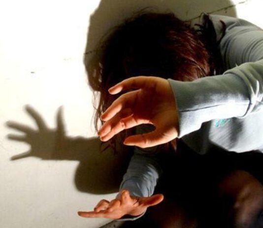 Ferisce con un cacciavite la madre che gli nega soldi, arrestato