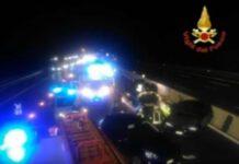 Scende da auto per mettere in sicurezza figli dopo incidente ma viene travolta da auto e muore