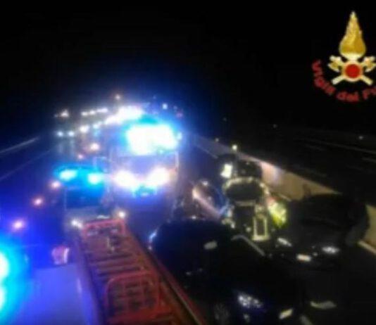 Scende da auto per mettere in sicurezza figli dopo incidente ma viene travolta da auto e muore