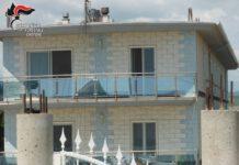 Finiscono di costruire casa abusiva nonostante sequestro, 5 persone denunciate