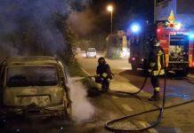 Auto in fiamme nella notte