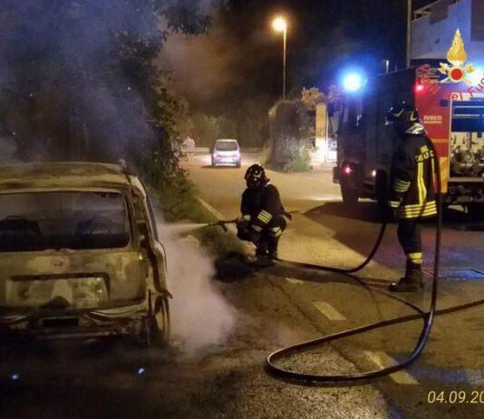 Auto in fiamme nella notte