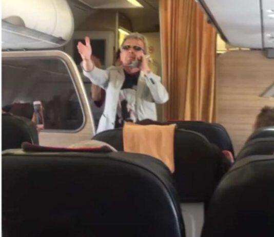 Tensioni su volo Lamezia-Roma, Pupo tenta di placare animi cantando “Su di noi”