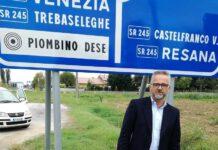 Lancia rifiuti dal finestrino, il Sindaco glieli riporta davanti casa