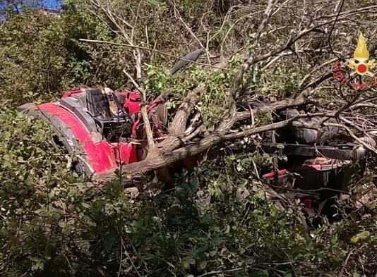 Si ribalta trattore, gravemente ferito un uomo