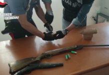 Nascondeva in casa due fucili e una bomba, arrestato