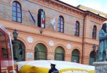 Operai licenziati protestano su tetto di Municipio