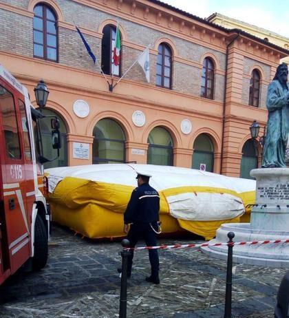 Operai licenziati protestano su tetto di Municipio