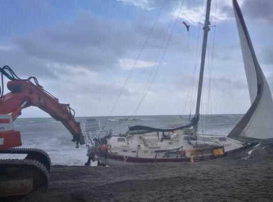 Maltempo Calabria: barca contro molo, ancora senza esito ricerche disperso