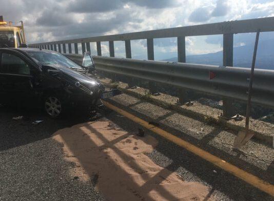 Auto contro guardrail, un morto