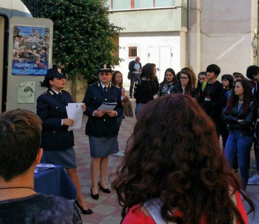 Il Camper della Polizia di Stato nelle scuole contro la violenza di genere
