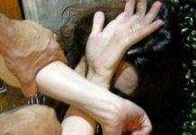 Picchia e minaccia di morte moglie davanti a figli piccoli