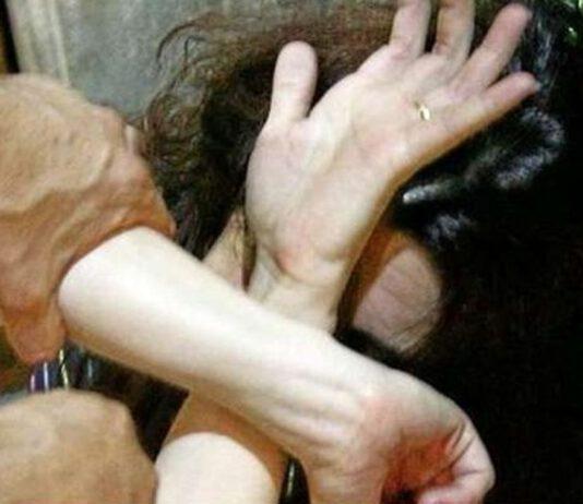 Picchia e minaccia di morte moglie davanti a figli piccoli