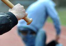 Lite tra vicini, 48enne spacca testa con bastone ad anziano