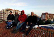 Operai protesta su tetto scuola