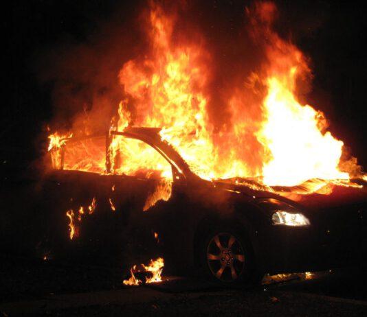 Auto a fuoco durante la notte, ipotesi dolo