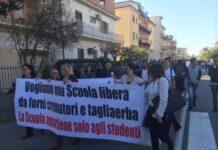 Dissidi con insegnante. Protesta studenti blocca strada