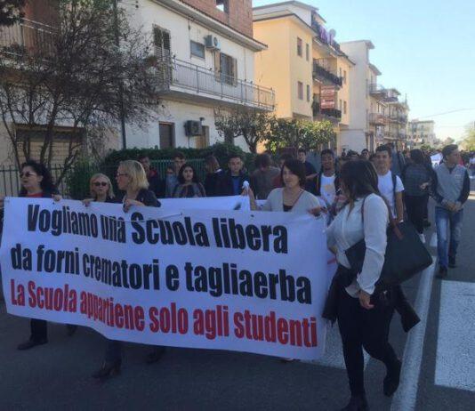 Dissidi con insegnante. Protesta studenti blocca strada