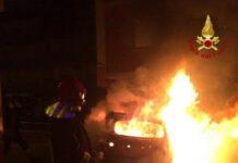 Bomba sotto auto nella notte