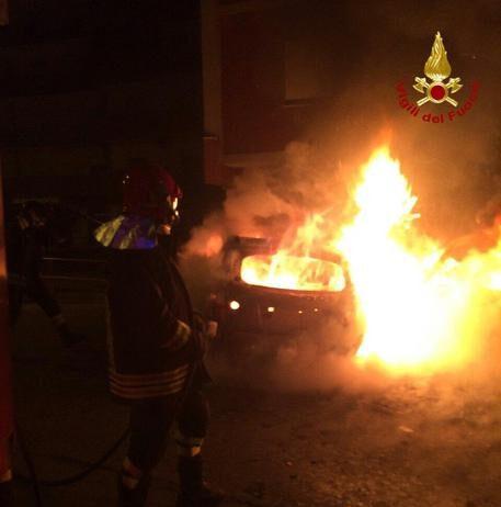 Bomba sotto auto nella notte