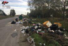 Getta rifiuti per strada, denunciato