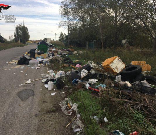 Getta rifiuti per strada, denunciato