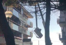 Cadono da cestello di una gru, morti 2 operai