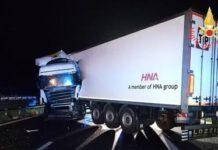 Camion contro guardarail in autostrada, ferito gravemente conducente