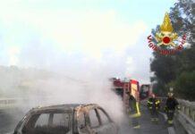Auto in fiamme in autostrada tra Rosarno e Mileto