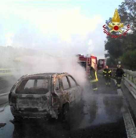 Auto in fiamme in autostrada tra Rosarno e Mileto