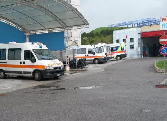 Dottoressa aggredita con cacciavite davanti ospedale, grave