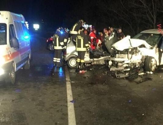 Incidente su Ss 106 nella notte, morti due ragazzi