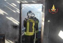 Incendio in abitazione, crolla tetto. Salvata famiglia con 2 bimbi
