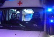 Perde controllo dell’auto schiantandosi su rotatoria