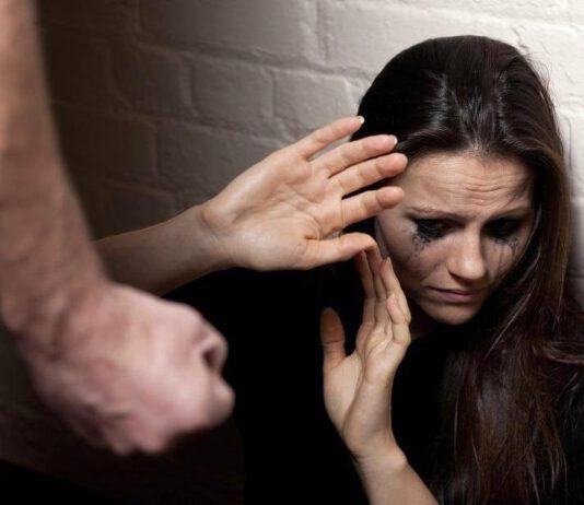 Donna picchiata e vessata per anni all’interno delle mura domestiche davanti ai figli, arrestato 39enne