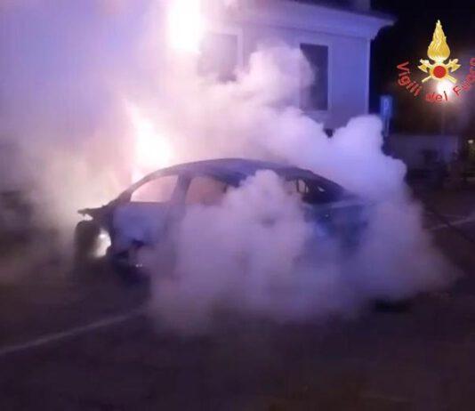 Ancora un’auto incendiata nella notte