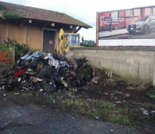 Operazioni bonifica discarica abusiva strada provinciale Gioia Tauro