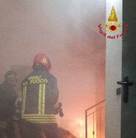 Incendio in edificio, nessun ferito
