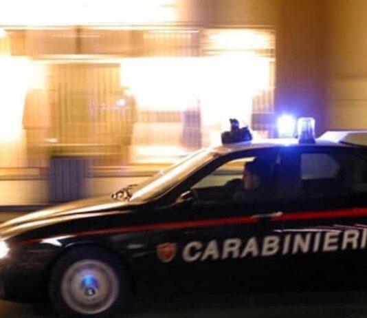 Non si ferma ad un posto di blocco e finisce con auto in una scarpata
