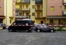 Donna muore cadendo da finestra palazzo, indagini in corso