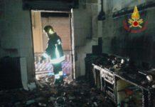 Incendio in casa, anziana si salva rifugiandosi sul balcone