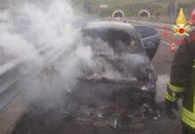 Auto in fiamme sulla 106, nessun ferito