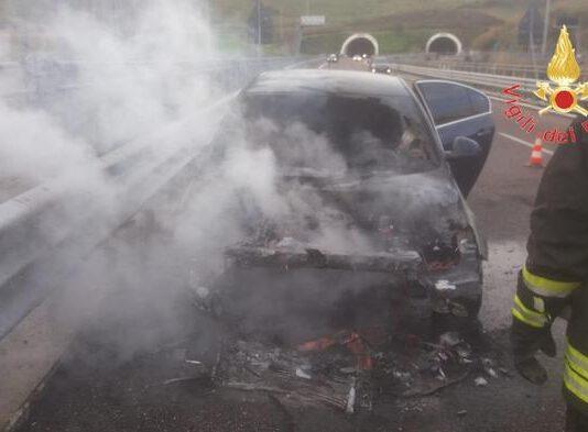 Auto in fiamme sulla 106, nessun ferito